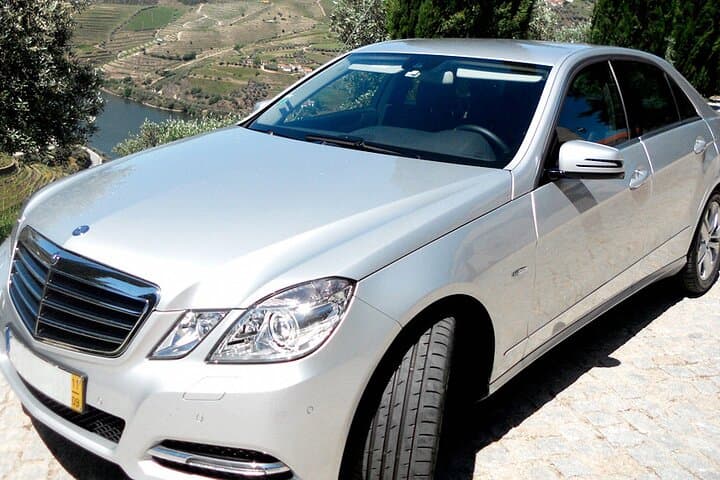 Porto Private Airport Transfer with 2-Hour Mini-Tour — Arrival Transfer and City Highlights