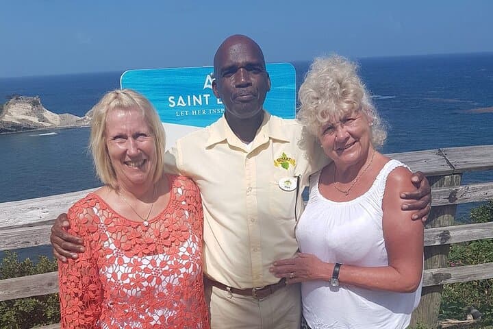 Private Roundtrip Transfer: UVF Airport to Gros Islet Resorts (Groups of 4+)