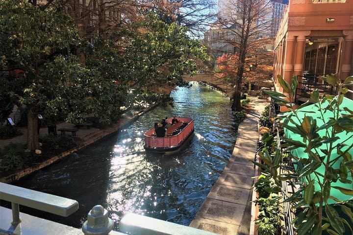 Historic Downtown and San Antonio River Walk Guided Walking Tour photo 3