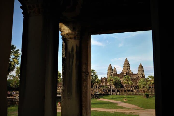 Angkor Wat Sunrise & Tonle Sap: 2.5-Day Temples and Lake Tour photo 3