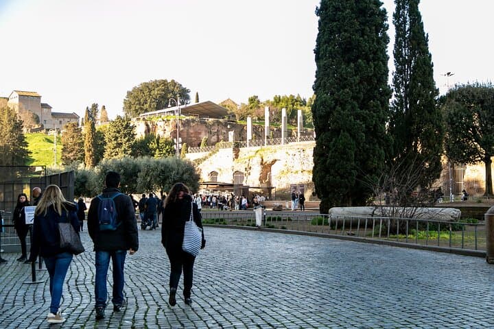 Family-Friendly Kids Tour of the Colosseum and Roman Forum — Interactive Ancient Rome for Children photo 5