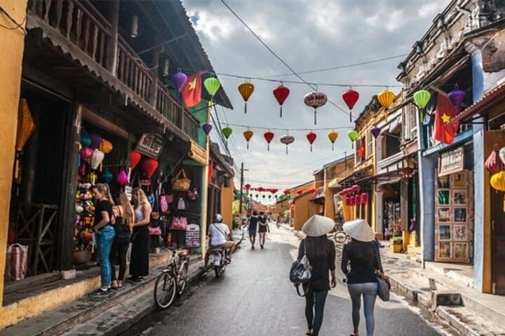 Hoi An Walking Tour: Market Food, Tailors & Traditional Massage