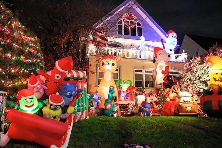 Dyker Heights Christmas Lights Tour — Brooklyn Holiday Lights & DUMBO Skyline photo 1