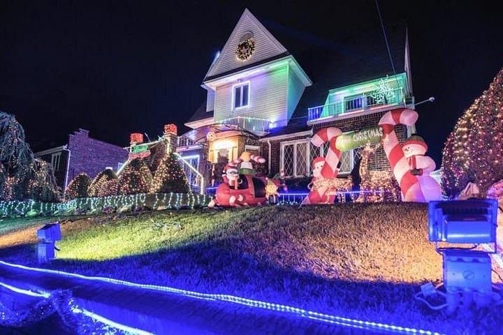Dyker Heights Christmas Lights Tour — Brooklyn Holiday Lights & DUMBO Skyline photo 3