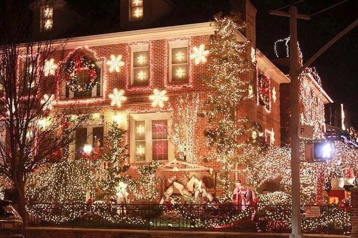 Dyker Heights Christmas Lights Tour — Brooklyn Holiday Lights & DUMBO Skyline photo 4