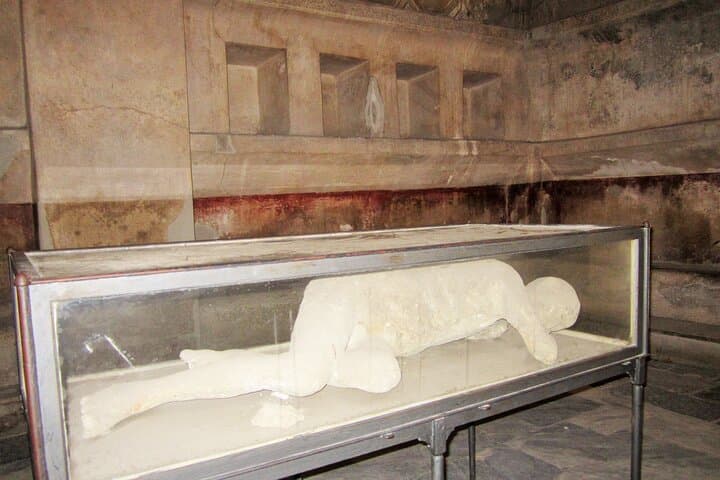 Private Pompeii Tour with an Official Guide: Skip-the-Crowds Ancient City Walk photo 6