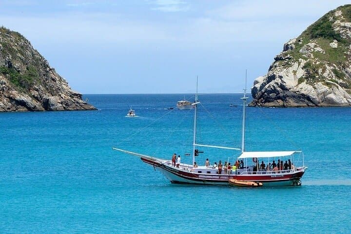 Full-Day Arraial do Cabo Schooner Tour from Rio: Snorkel Praia do Farol & Prainhas