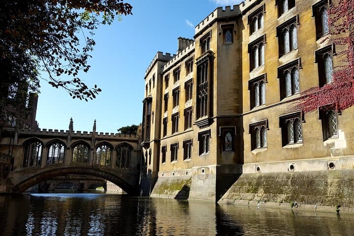 Punting the Backs: Guided Shared River Cam Tour in Cambridge photo 3