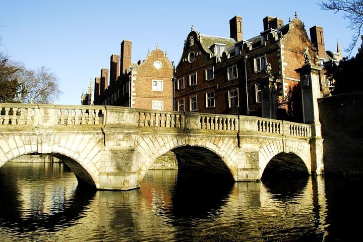 Punting the Backs: Guided Shared River Cam Tour in Cambridge photo 4