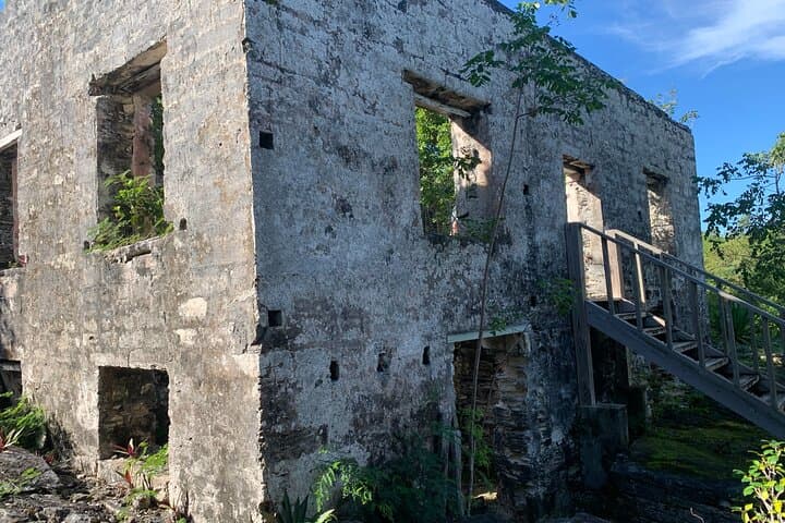 Island Discovery: North & Middle Caicos Day Tour to Mudjin Harbour and Caves