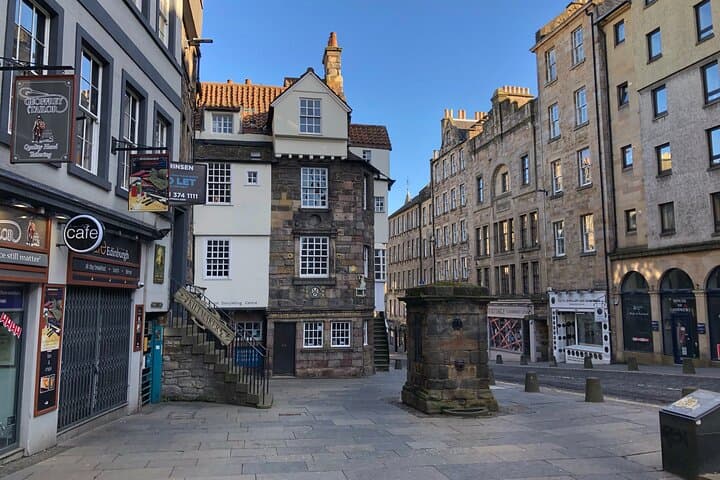Old Edinburgh Private Walking Tour: Royal Mile, Hidden Closes & Stories photo 3