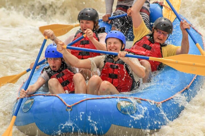 Naranjo River Whitewater Rafting from Manuel Antonio — Class III–IV Adventure photo 3