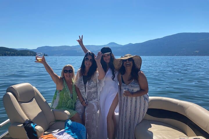 Okanagan Lake Private Pontoon Cruise: 3-Hour Captained Charter in Kelowna