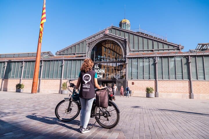 Cycle Barcelona: Gaudí, Beaches & Born — 3-Hour Sightseeing Bike Tour photo 4