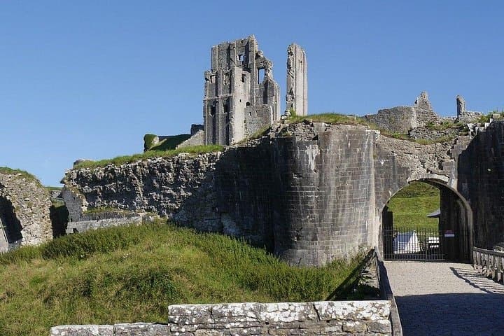 Dorset Jurassic Coast Day Tour from London — Durdle Door, Corfe Castle & Chesil Beach
