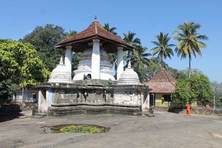 Ceylon Backpacker Tour: 3N/4D Trekking Alagalla, Village Trails & Kandy Temples photo 2