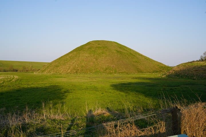 Ancient Britain: Avebury, Silbury Hill and Donnington Castle 3-Day Tour photo 5