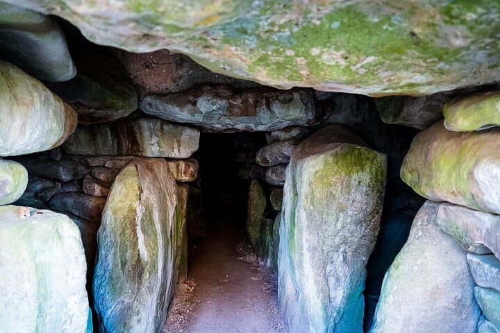 Ancient Britain: Avebury, Silbury Hill and Donnington Castle 3-Day Tour