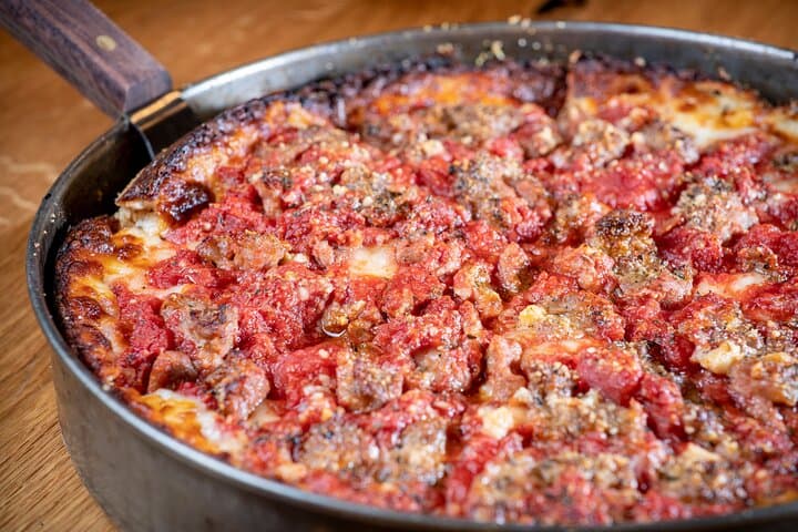 Downtown Chicago Walking Pizza Tour: Taste Deep-Dish, Neapolitan & Roman in River North photo 4