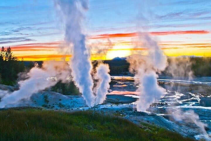 Explore Yellowstone and Grand Teton: A Small Group 6-Day Immersive Adventure photo 5
