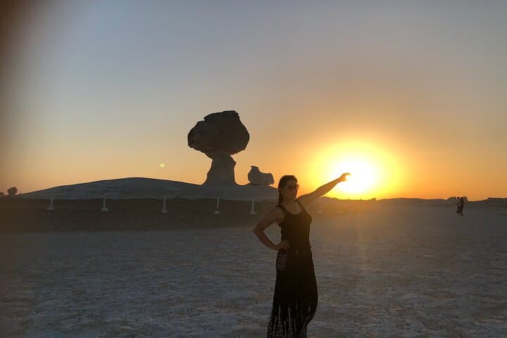 Overnight Private Tour: Bahariya Oasis & Egypt's Black and White Desert