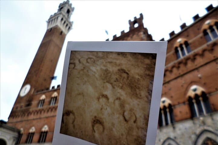 Interactive Treasure Hunt in Siena: Find the 10 Treasures with Instant Photos