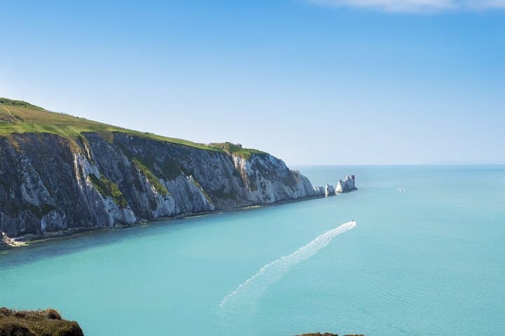 Isle of Wight Day Tour from Portsmouth: Alum Bay, Godshill & The Needles