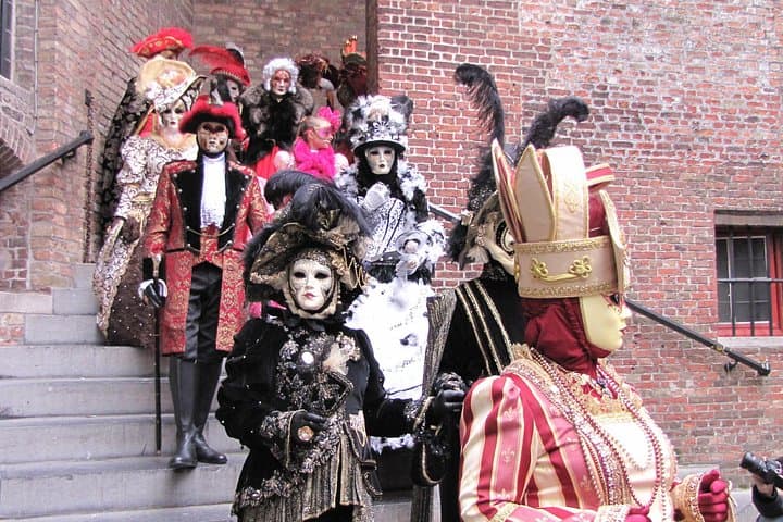 Bruges Romantic Walking and Canal Tour: 3-Hour Photo, Chocolate & Canal Experience