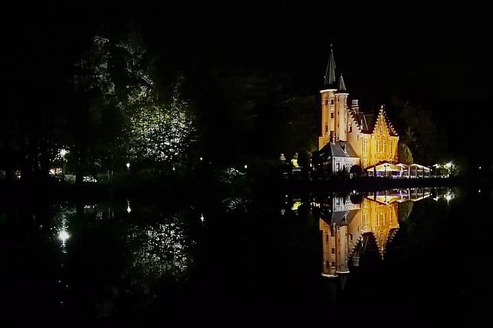 Bruges Romantic Walking and Canal Tour: 3-Hour Photo, Chocolate & Canal Experience photo 3