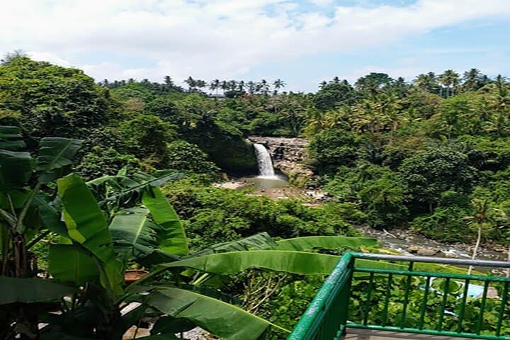Ubud to Tegenungan: Private Full-Day Waterfall, Palace & Market Tour