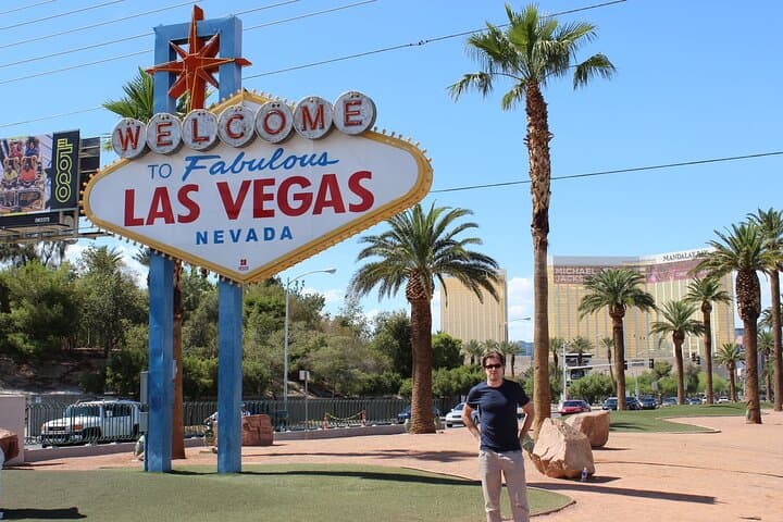 Las Vegas Strip Walking Tour with Champagne, Photos & VIP Club Entry photo 4