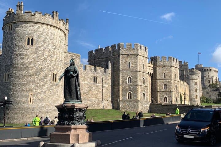 Windsor Castle and Hampton Court Palace: Private Self-Guided Day Trip from London