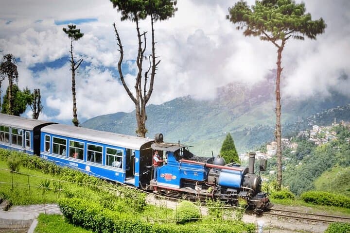 5-Day Private Gangtok and Darjeeling Tour: Himalayan Lakes, Tea Gardens & Tiger Hill Sunrise photo 6
