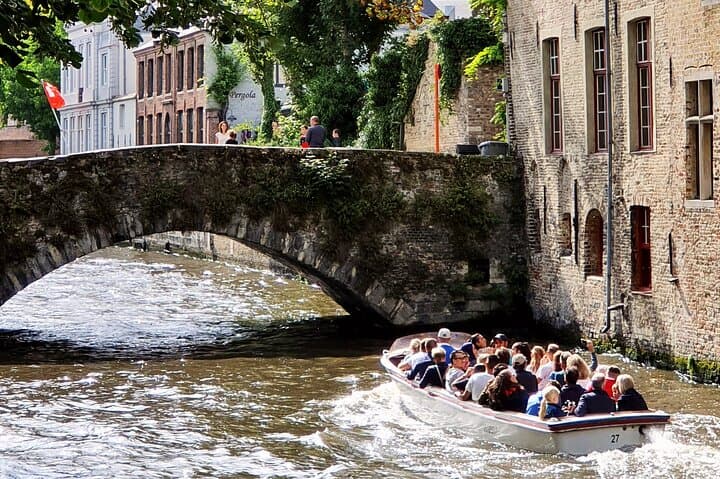 Bruges Canals & Historic Centre: Guided Boat Trip and Walking Tour