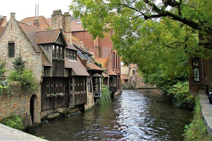 Bruges Romantic Walking and Canal Tour: 3-Hour Photo, Chocolate & Canal Experience photo 4