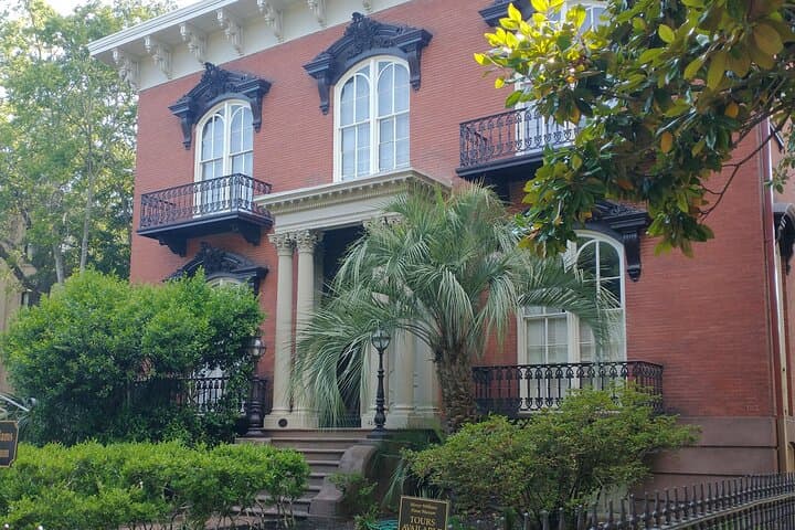 Bloody Murder Savannah Pub Crawl: True Crime Walking Tour of Monterey Square photo 4