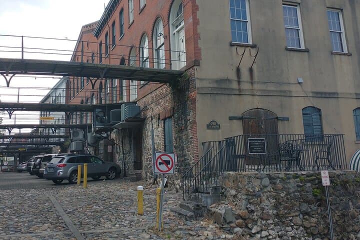 Bloody Murder Savannah Pub Crawl: True Crime Walking Tour of Monterey Square photo 6