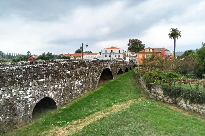 Private Ponte de Lima Tour: Vinho Verde Wineries, Medieval Bridge & Manor House photo 4
