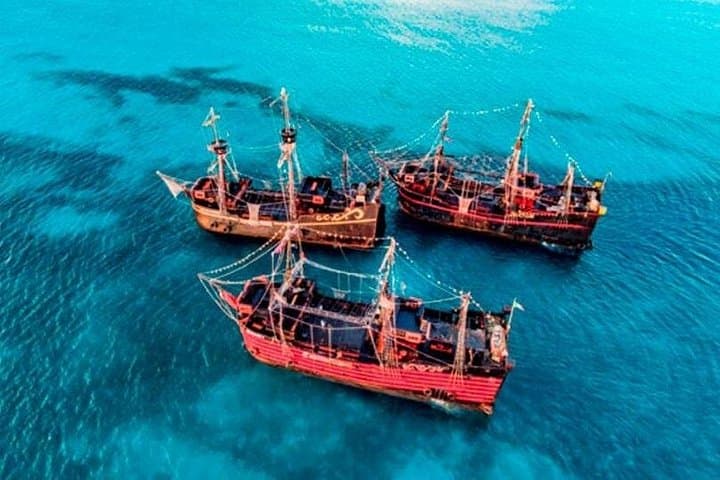 Jolly Roger Pirate Dinner Cruise in Cancun: Family Hook Boat Experience photo 6