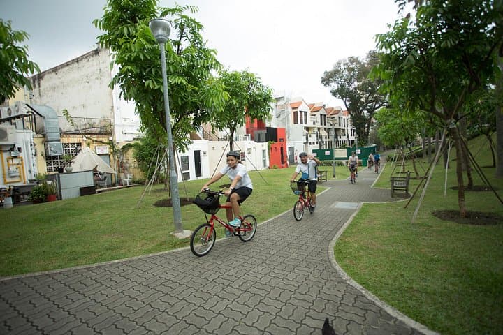 Private Half-Day Singapore Bike Tour: Hidden Streets, Riverfront & Colonial Sights photo 3
