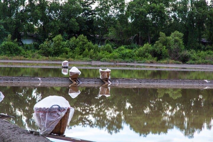 Private Day Tour — Maeklong Railway, Damnoen Saduak Floating Market & Phenomenon Temple photo 6