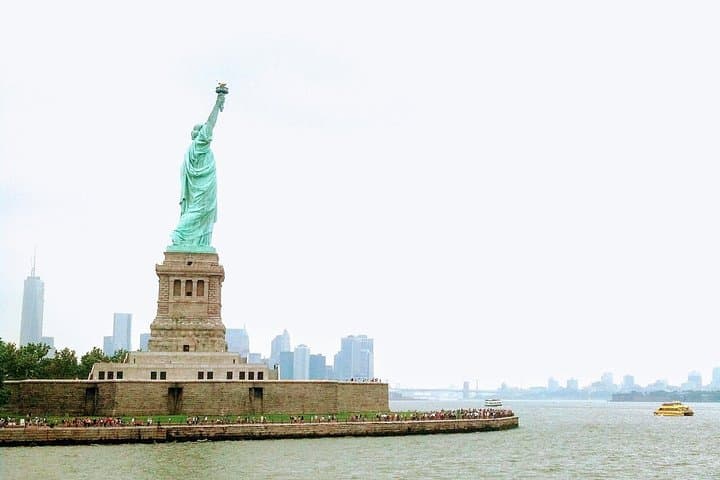 Exploring Iconic Symbols: The Statue of Liberty Spanish Tour photo 4