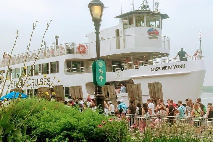 Exploring Iconic Symbols: The Statue of Liberty Spanish Tour photo 5
