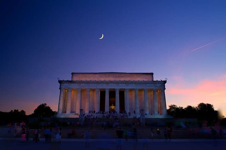 Mount Vernon to DC After Dark: Full-Day Old Alexandria & Night-Time Monuments Tour photo 2