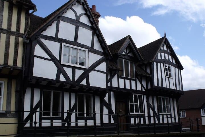 Warwick Self-Guided Audio Walking Tour — Explore Warwick Castle & Old Town on Foot