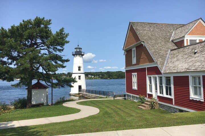 St. Lawrence 1000 Islands Cruise: Lighthouses, Boldt Castle & Millionaires' Row photo 2