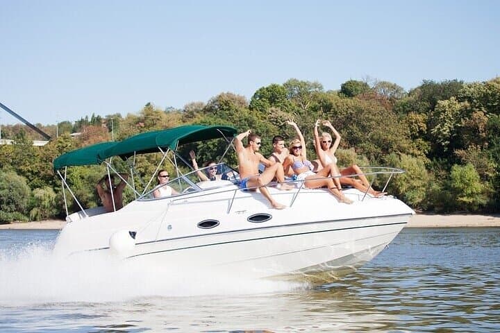 Full-Day Private Boat Tour from Santos to Guarujá Beaches with Barbecue and Drinks