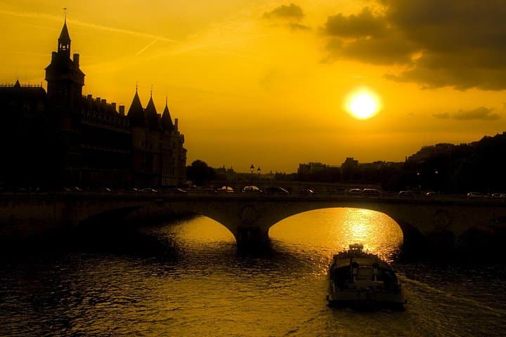 Paris by Night Ghost Tour — Walking the City's Dark History and Legends photo 6