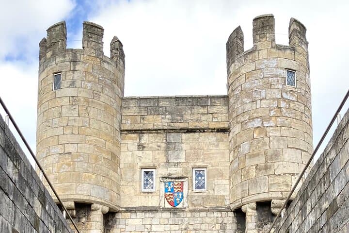 Explore Medieval York: Full City Walking Tour in Spanish photo 4