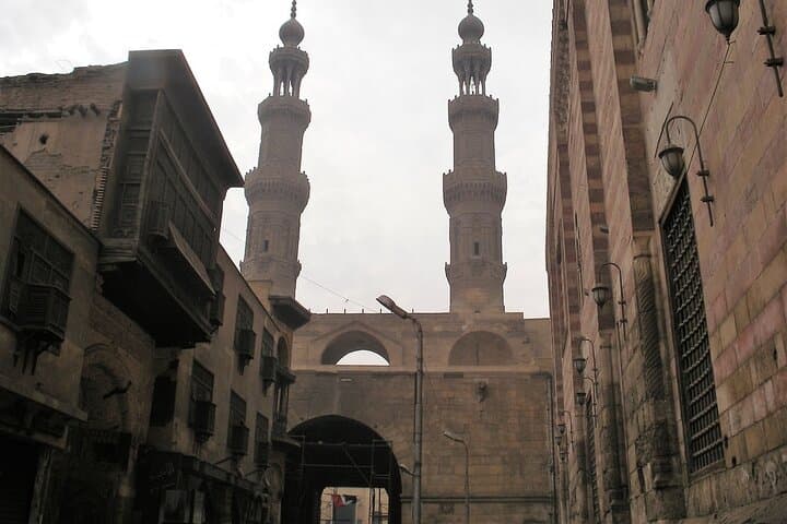 El-Moez Street to Cairo Tower: Evening Historic Walk and Spinning-Restaurant Dinner